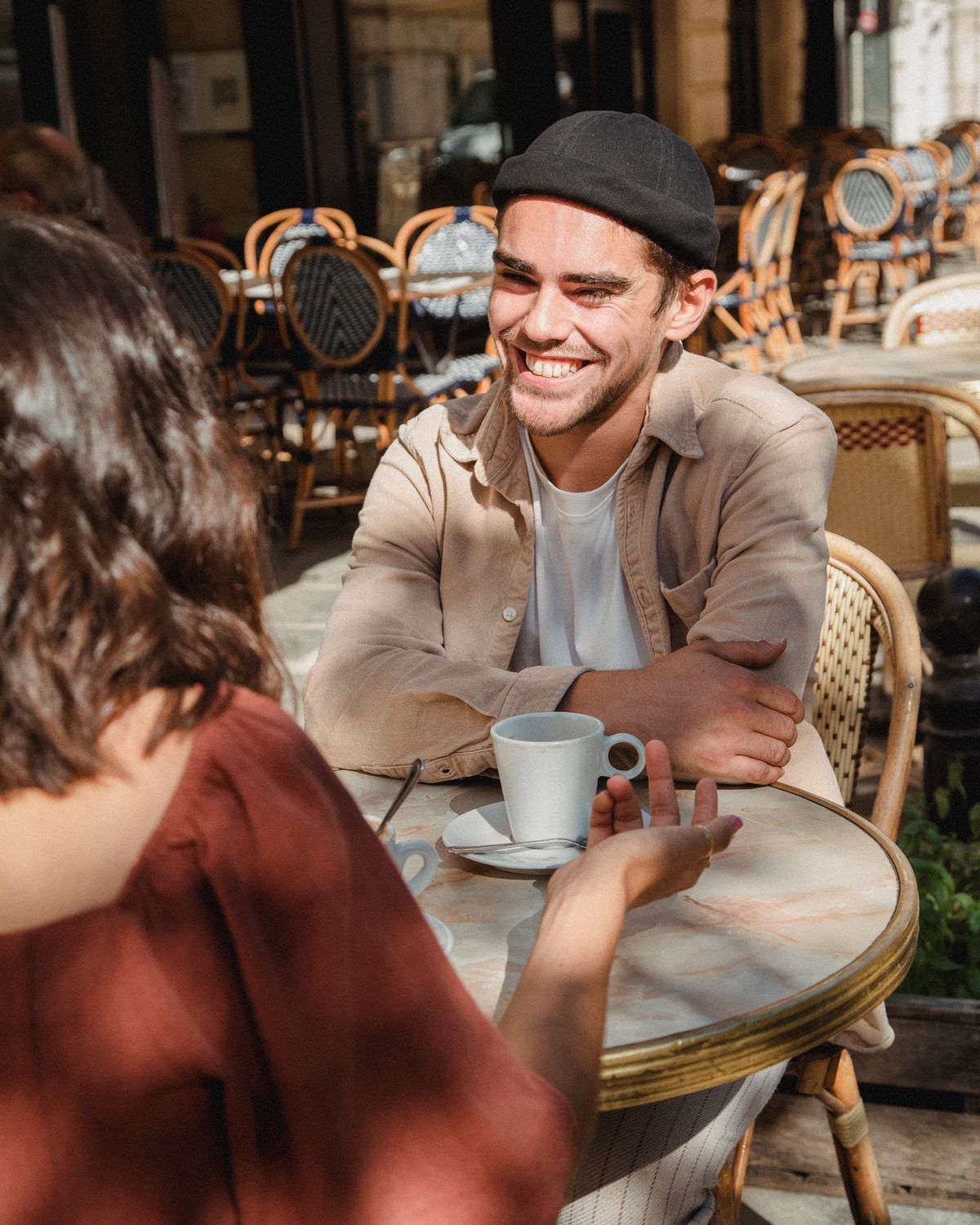 Échange chaleureux autour d'un café
