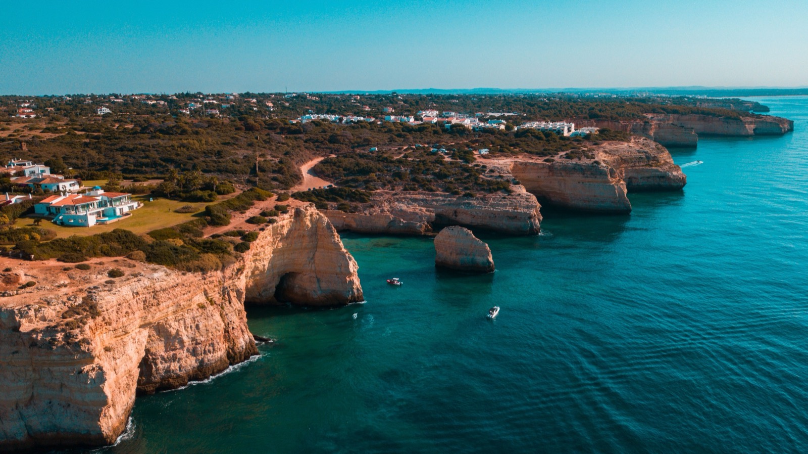 Côte de l’Algarve, falaises dorées et eaux turquoise, Portugal