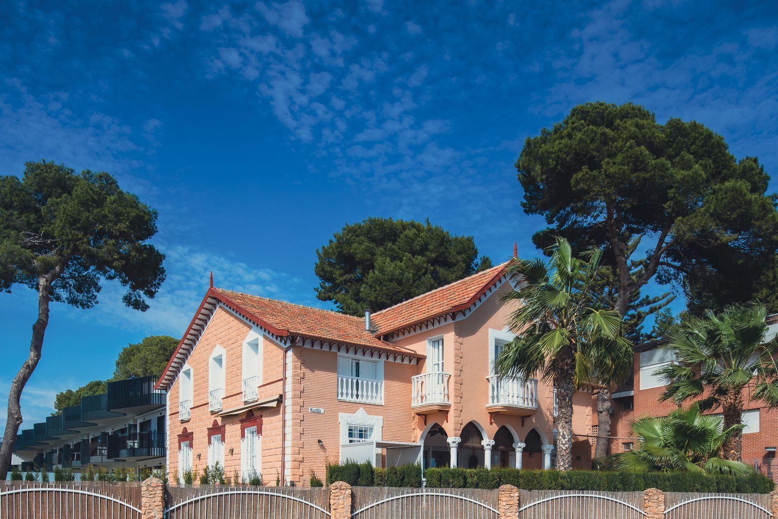 Villa méditerranéenne sous un ciel bleu