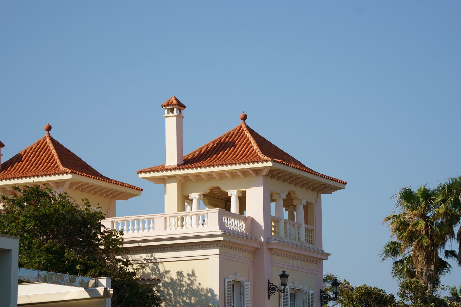 Maison aux volets ouverts sur un jardin méditerranéen