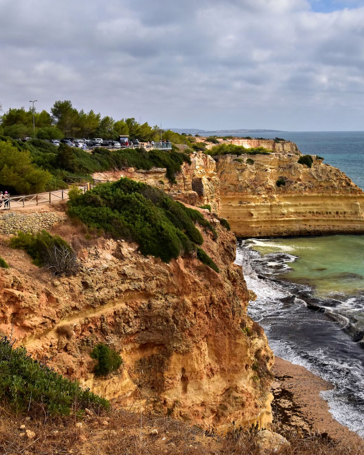 Falaises de l’Algarve surplombant l’océan, Portugal